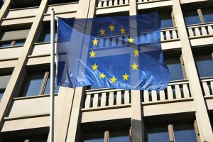 13094_EU-flag_building_European-Union-flag_Brexit_referendum-300x200.jpg